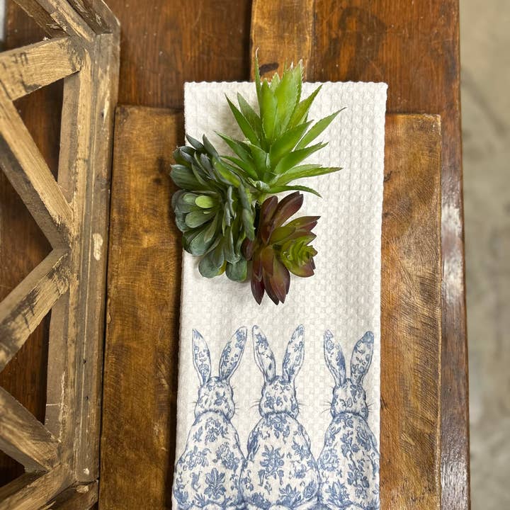 Serviette Triple Lapin Chinoiserie Bleue pour la vente par Southern Cotton Mill