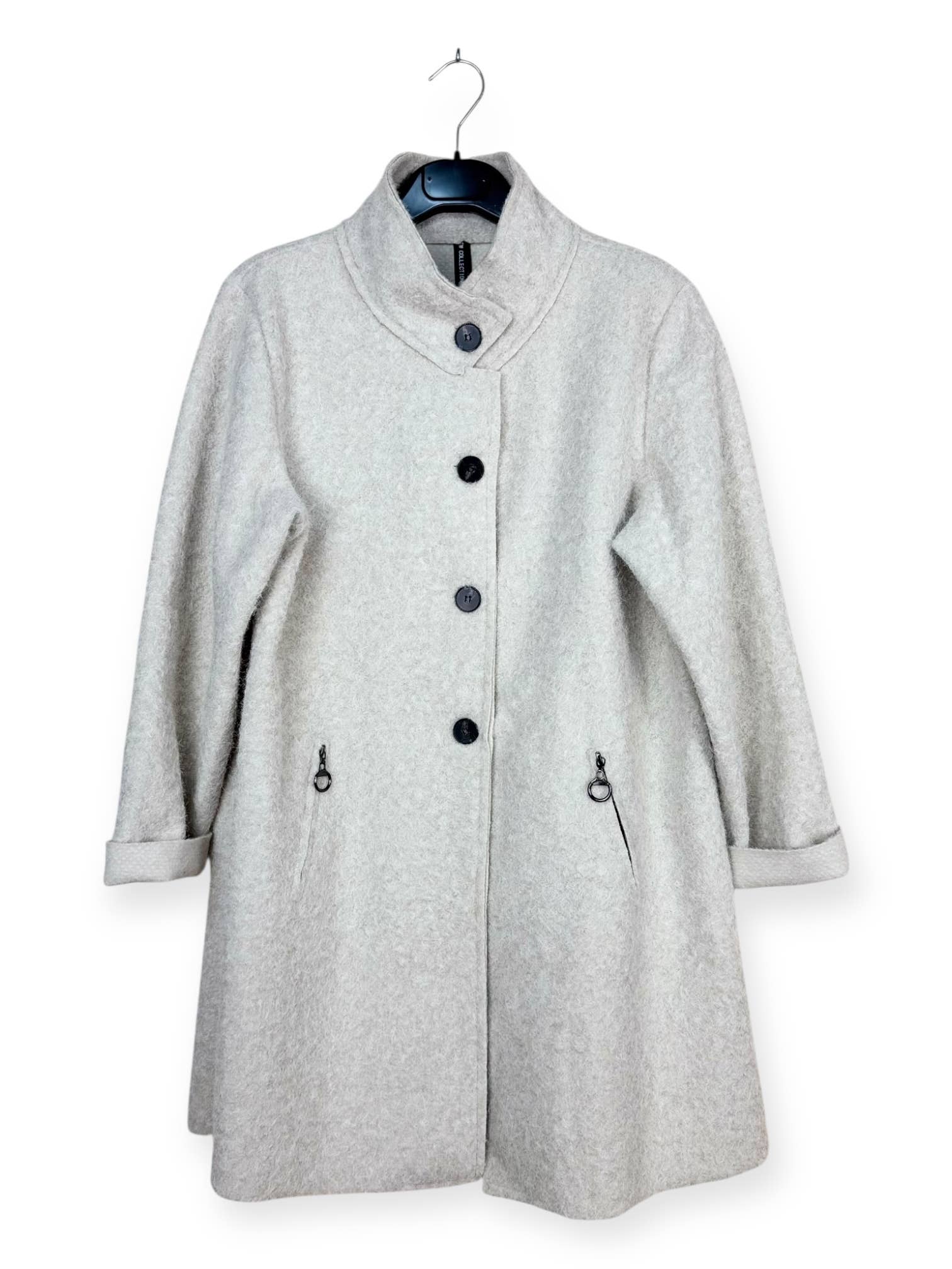 Lucky Nana – wholesale Rock - Dam – AH 25275 - Kappa med Knappar och Dolda Dragkedjefickor – Elegans4