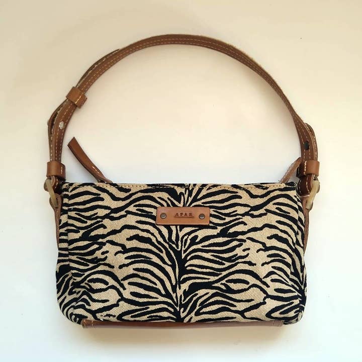 Ny Lynx Trendskuldertaske i bomuld og læder - Håndlavet for engroshandel hos Dana Esteline