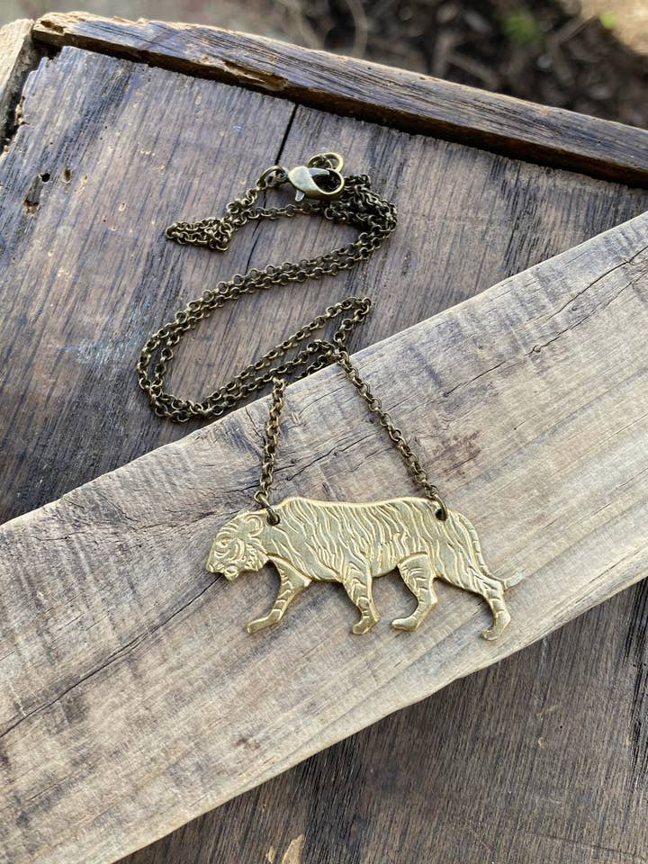 Collana con Pendente Tigre di Ottone per la vendita all'ingrosso da parte di Poor Sparrow