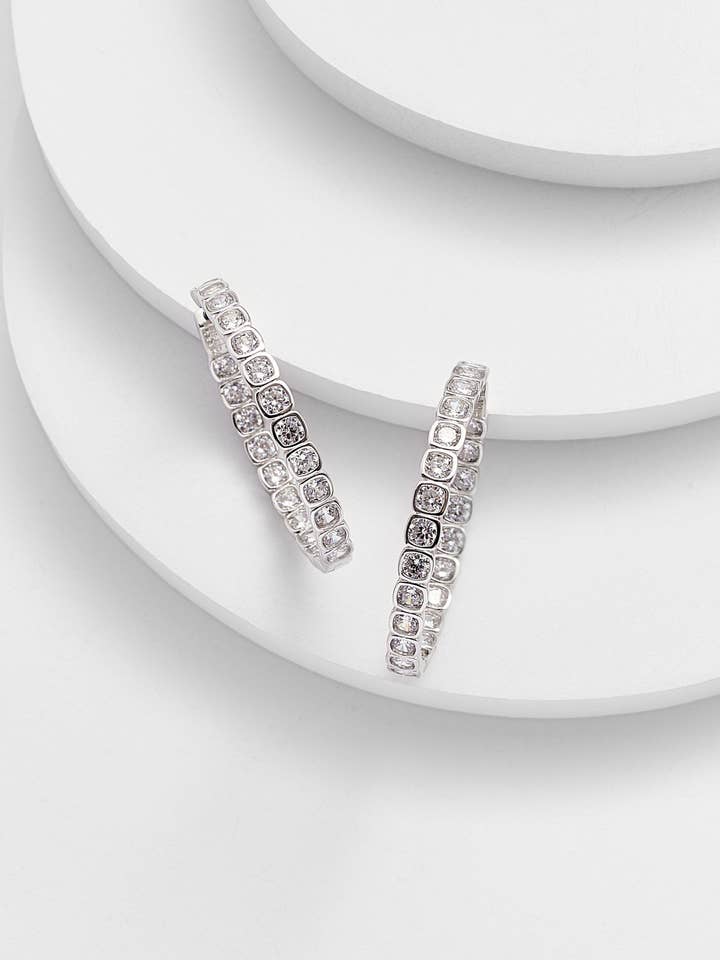 CHARLENE Orecchini a cerchio con diamonettes taglio cuscino per la vendita all'ingrosso da parte di Kosa Jewels