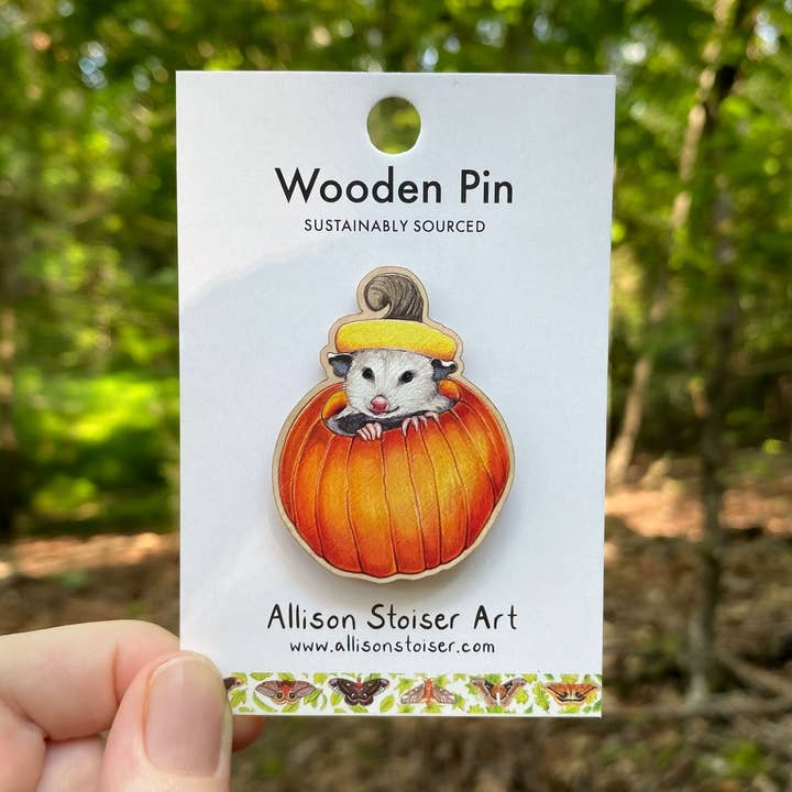 Kürbis-Opossum-Holzstift (nachhaltig bezogen) für den Großhandel von Allison Stoiser Art