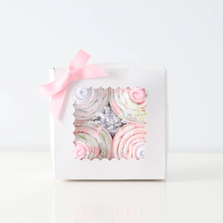Baby Blossom Company – Großhandel Geschenkset zur Geburt für die Mutter – Baby Cupcake Geschenkset — Empfangen von Decken und Socken — Mädchen1