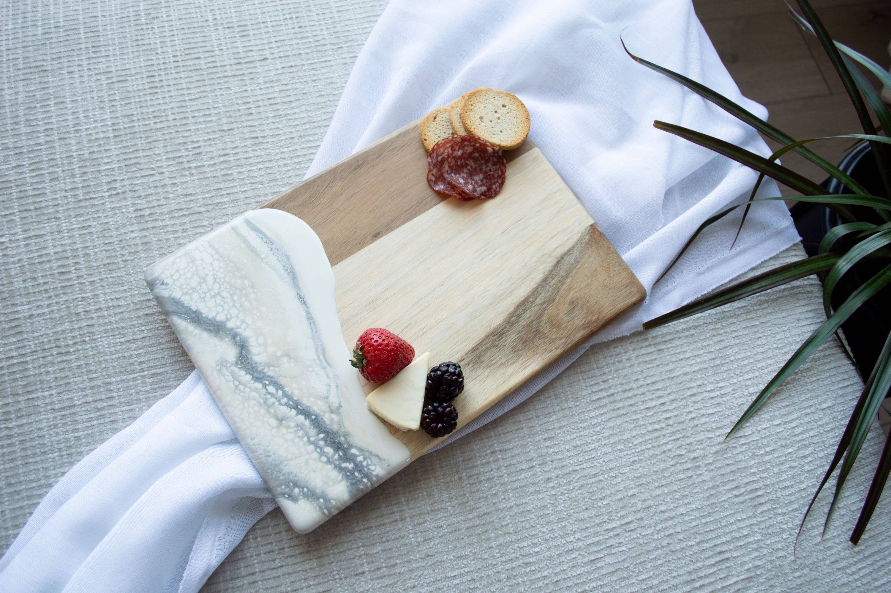 Lynn & Liana Designs – Tábua de queijos por atacado – Tábua de Charcutaria de Queijos e Resina de Madeira para Noite Romântica - SEM TARIFAS!2