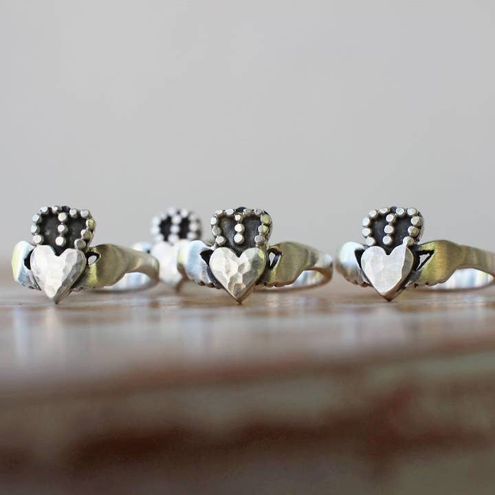 Dreaming Tree Creations – Großhandel Cocktail-/Statement-Ring – Handgefertigter moderner Claddagh Ring Silber1