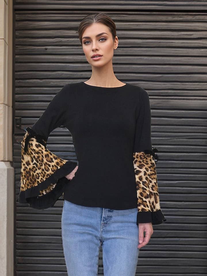 HAUT À MANCHES ÉVASÉES AVEC NŒUD ELLE (NOIR / LÉOPARD) - VT3440 pour la vente par VAVA by Joy Han