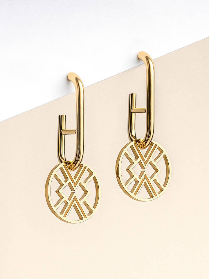 B.Yellowtail Emblem Huggie Hoop Ørering - Guld for engroshandel hos B.Yellowtail