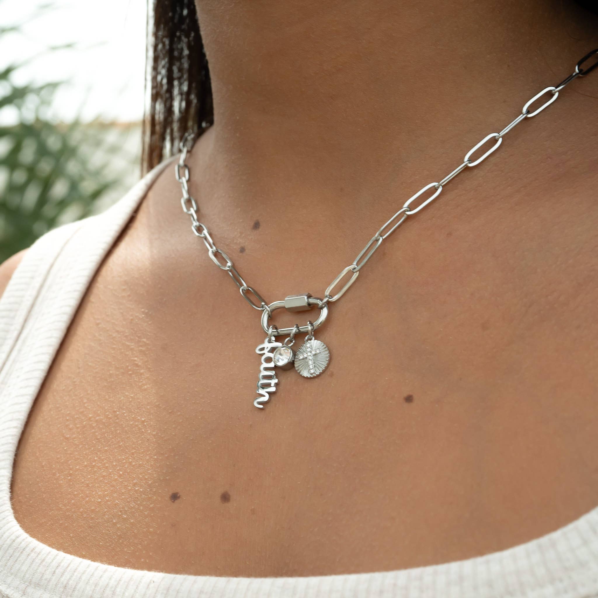 WJW - Venta al por mayor Collares con colgantes/abalorios - Collar con charm de clip en forma de eslabón ’Faith’ en oro PVD 18K con mosquetón6