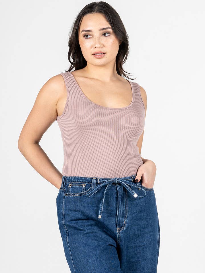 Naadloze ribtank- CERT1212 voor wholesale door C'est Moi Clothing Co