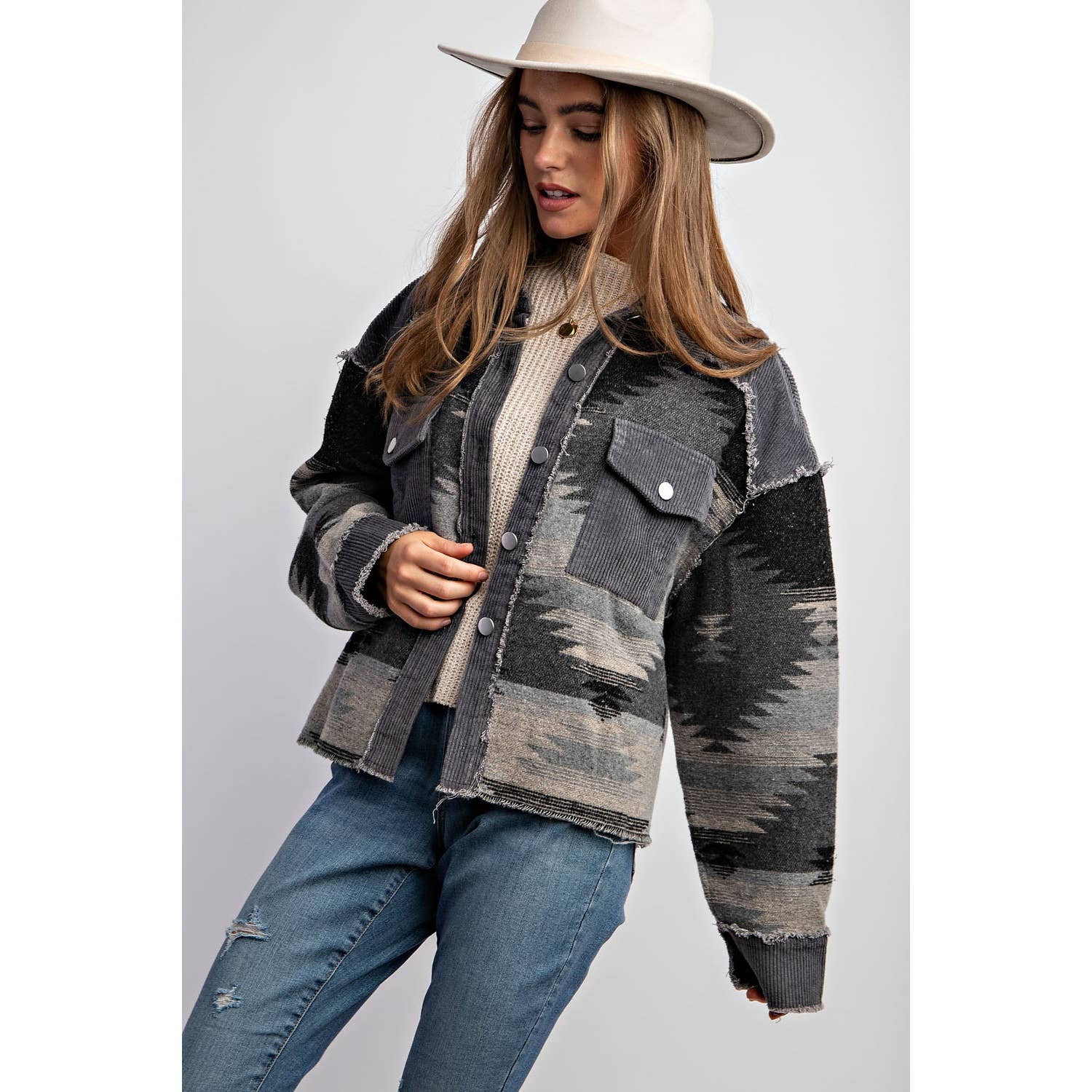 Sweet Generis – Großhandel Hemdjacke/Shacket – Damen – BUTTON-DOWN-HEMDJACKE IN BLOCKFARBEN MIT STAMMESMUSTER UND AZTEKISCHEM MUSTER15