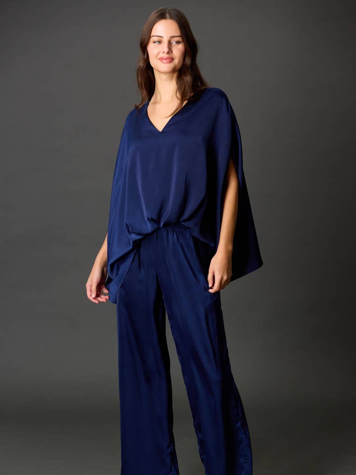 Top fluide élastique à col en V uni en satin et taille sur le devant pour la vente par Before You Collection