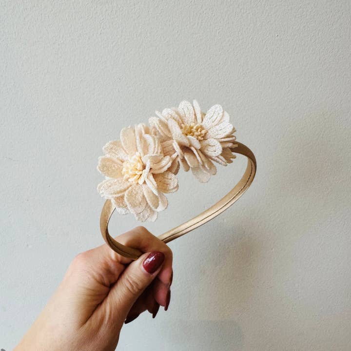 Hårbøjle med blomster i naturlige farver for engroshandel hos Bibi Kidz