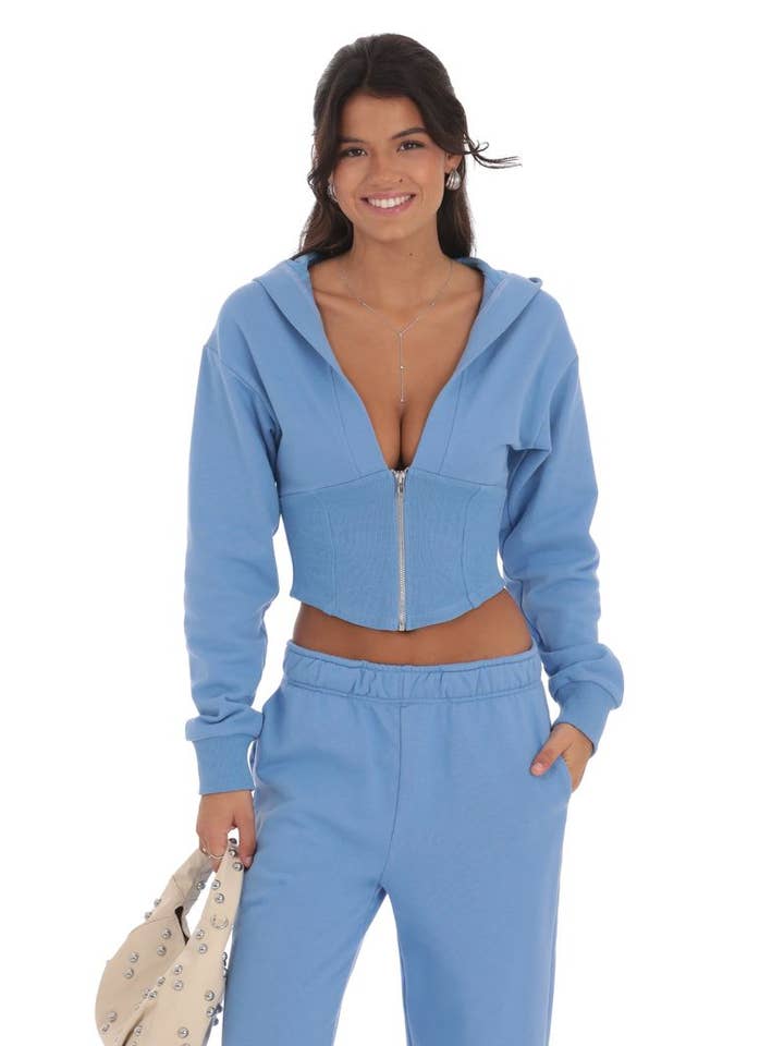 Hoodie Pointu Raccourci en Bleu Clair pour la vente par Lucy In The Sky