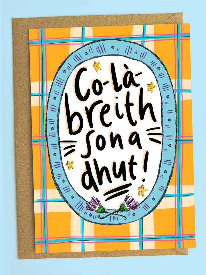 Carte de joyeux anniversaire en gaélique écossais Co-la-Breith sona dhut ! pour la vente par Claire Barclay Draws