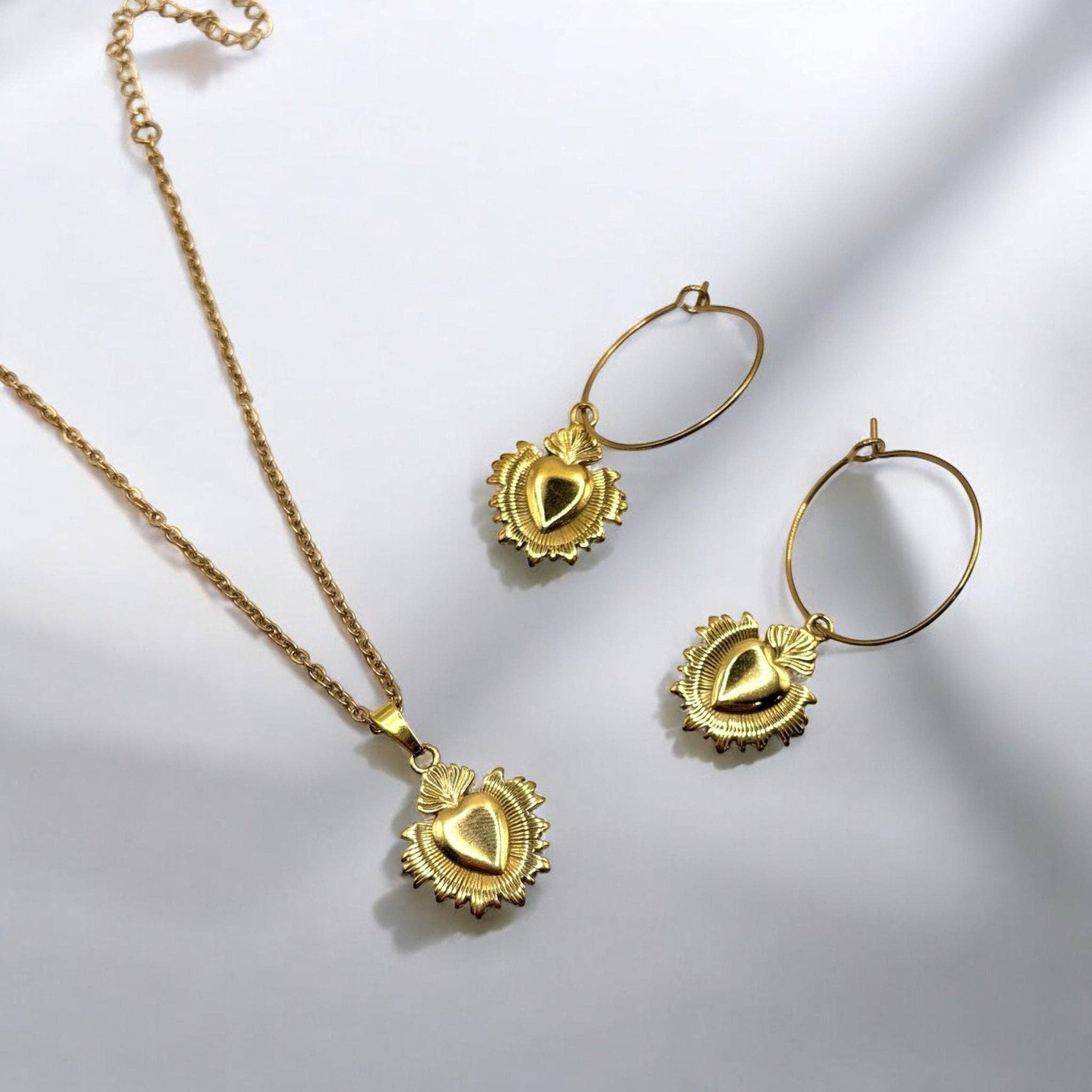 DUESTELLE ITALIA - Wholesale Pendant/Charm Necklace - Sacred Grace - Necklace with gold sacred heart2