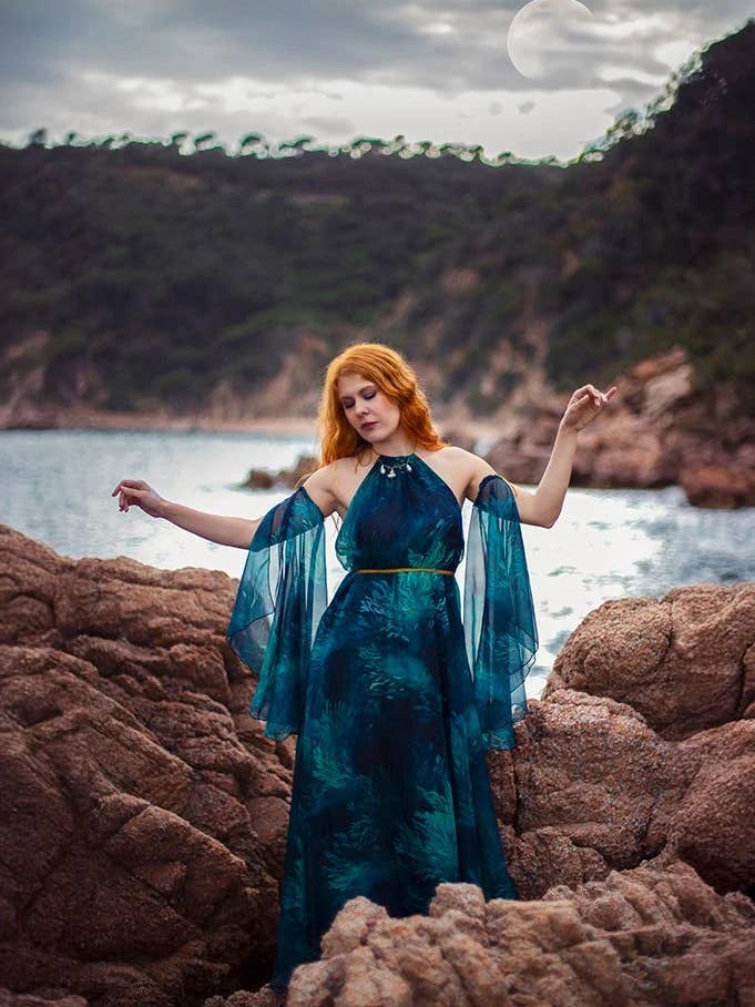 Zeemeermin halterjurk in blauwgroene algenprint van chiffon voor dames voor wholesale door Costurero Real