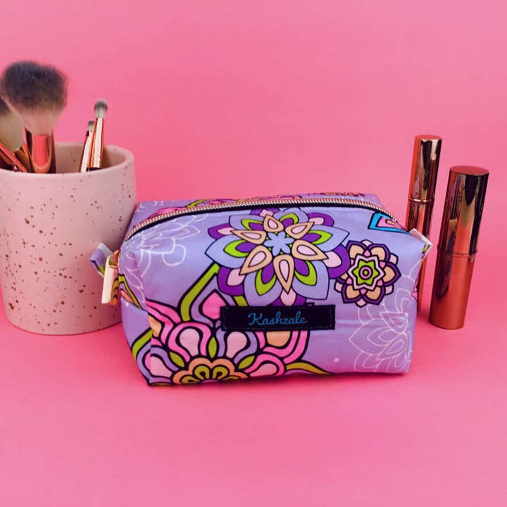 Kashzale Handmade Cosmetic Bags - Vente Trousses de maquillage/cosmétique - Trousse de maquillage Mandala Magnifica Mauve Medium Box. Exclusive De3