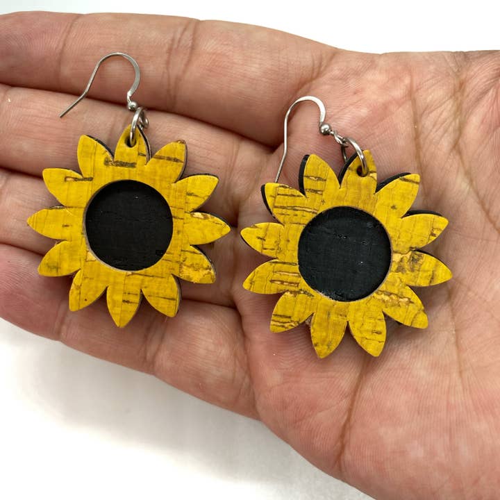 Sunflower Cork Øreringe for engroshandel hos The Pink Antler Accessory Co.