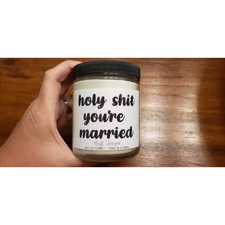 Candela di soia Holy Shit You're Married, regalo per neosposi per la vendita all'ingrosso da parte di Huff Designs Candle Co