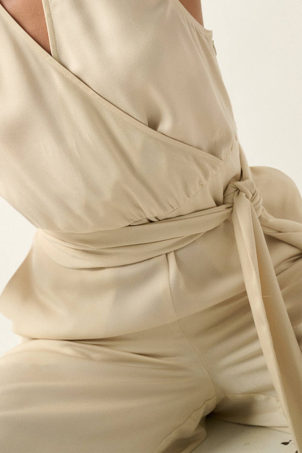 Promesa USA - Wholesale Jumpsuit - Dames - Effen Surplice jumpsuit met wijde pijpen en riem1