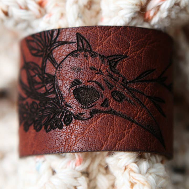 Manchette châle en forme de crâne de corbeau en cuir avec clou en bronze pour la vente par Sunrise Grove