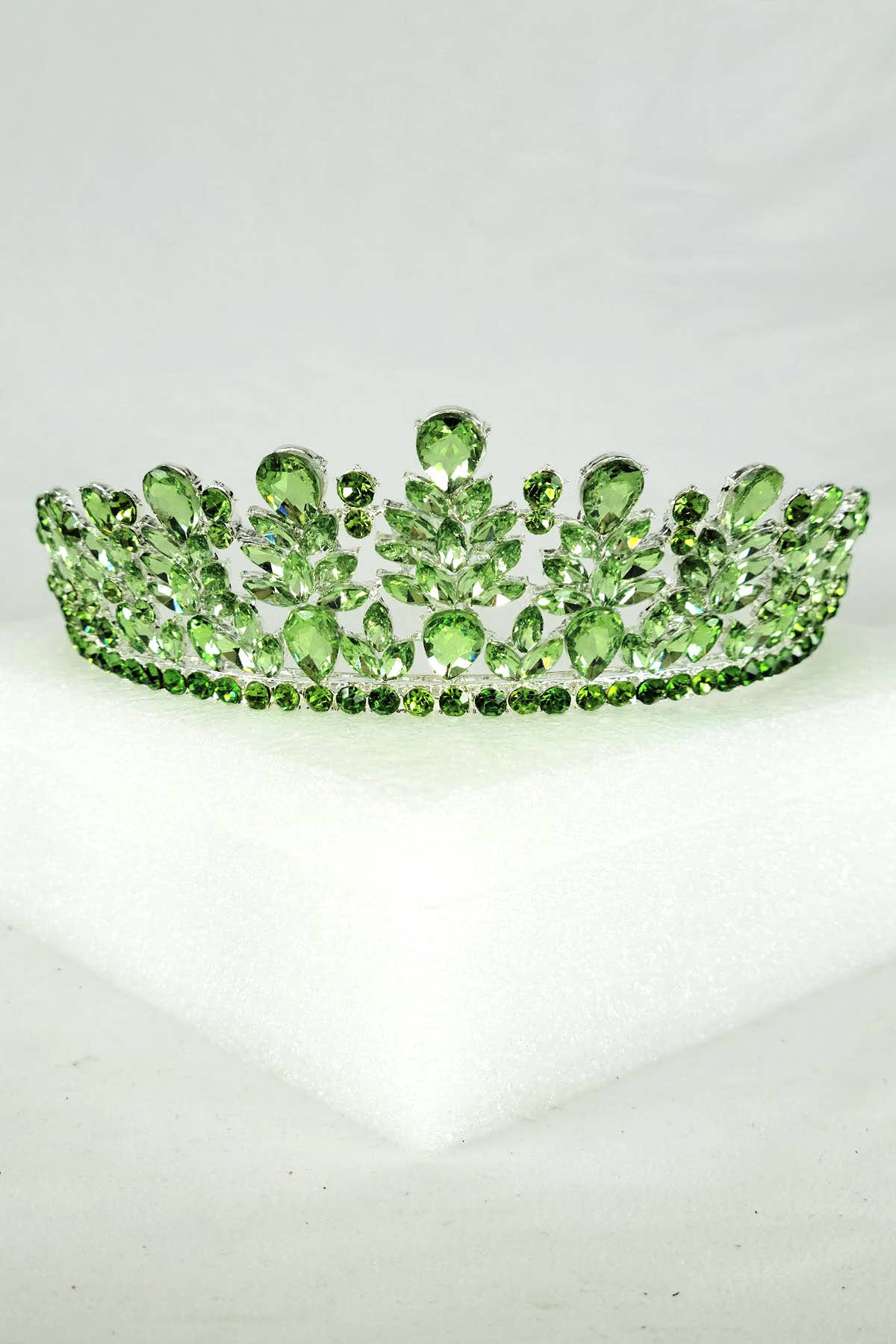 Chicas - Wholesale Tiara - Women's - Metal tiara with jewel rhinestones, one size fits all HT97121