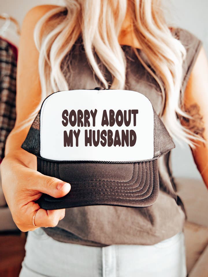 Désolée pour mon mari TRUCKER CAP BWNWHT pour la vente par Keep it Gypsy