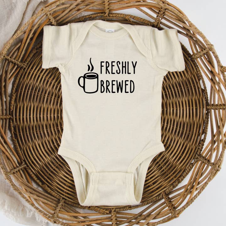 Friskbrygget babybodysuit | Kaffeartikler | Babygaver for engroshandel hos Dorothy’s Reason