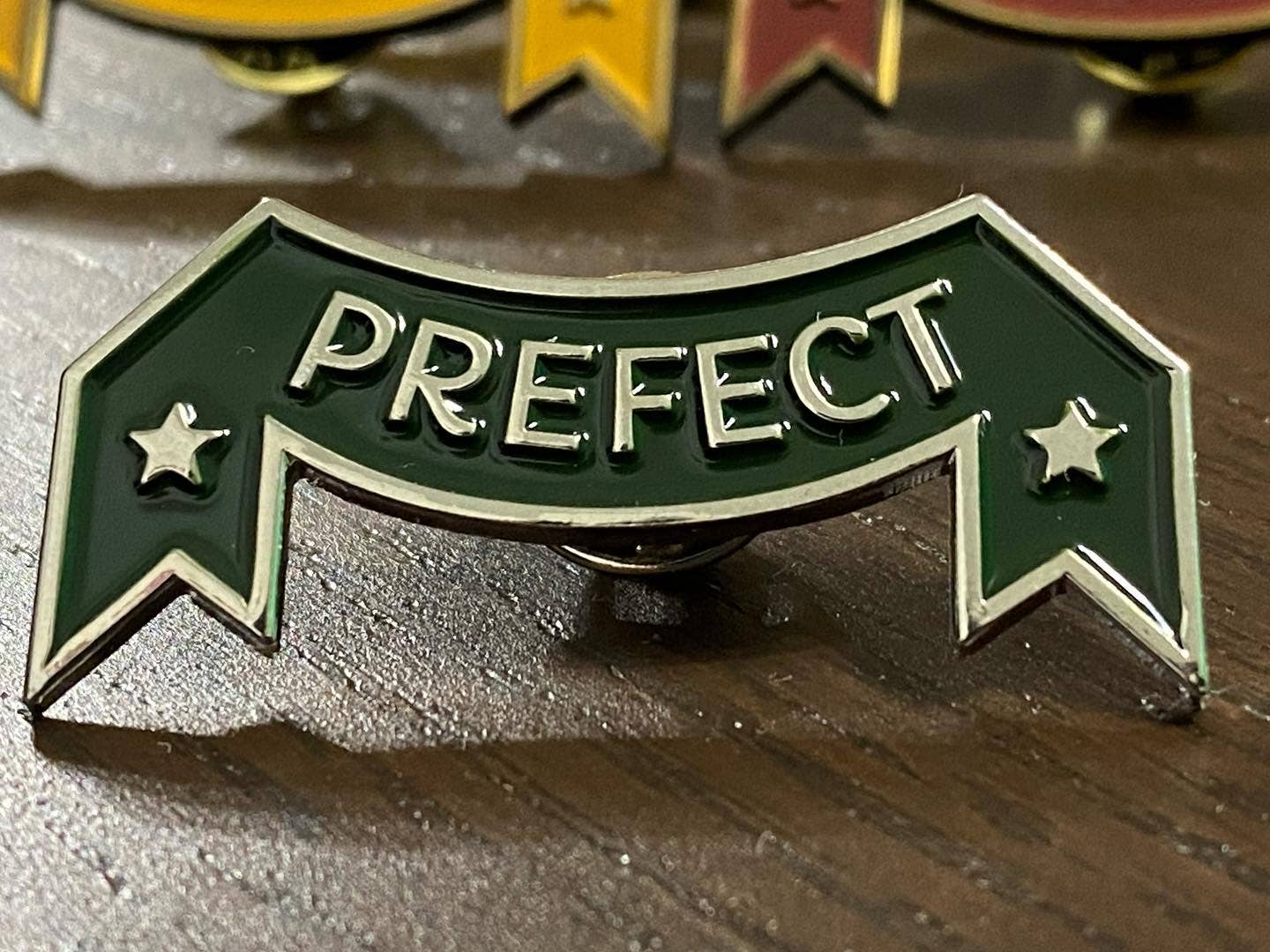 The Witch's Cabin - Venta al por mayor Botón/prendedor - Pin vintage Prefecto Hogwarts  Harry Potter2