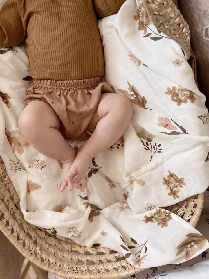 Couverture d'emmaillotage en mousseline fleurs d'automne pour la vente par Blzandco