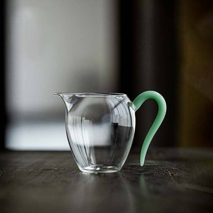 Pichet Gohobi en verre à poignée colorée pour la vente par Gohobi (We cover U.S. import duties)