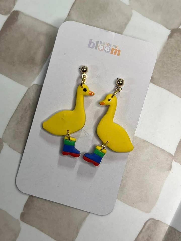 Ænder med regnbuestøvler lerøreringe | Håndlavet for engroshandel hos Watch Me Bloom