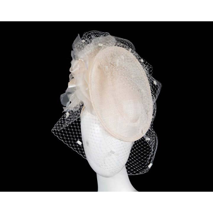 Max Alexander by Cupids Millinery Melbourne - Venta al por mayor Tocado - Mujer - Fascinador de carreras con flores y velo facial1
