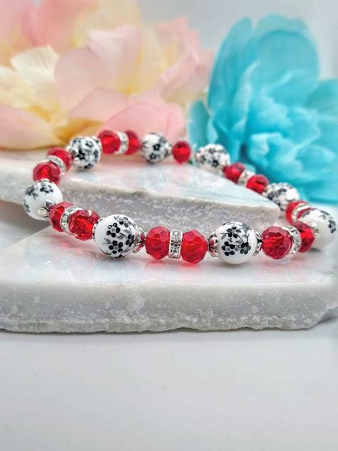 Pulsera Artesanal Negra con Flores y Cuentas de Vidrio Rojas para venta al por mayor de Bad Apple Designs
