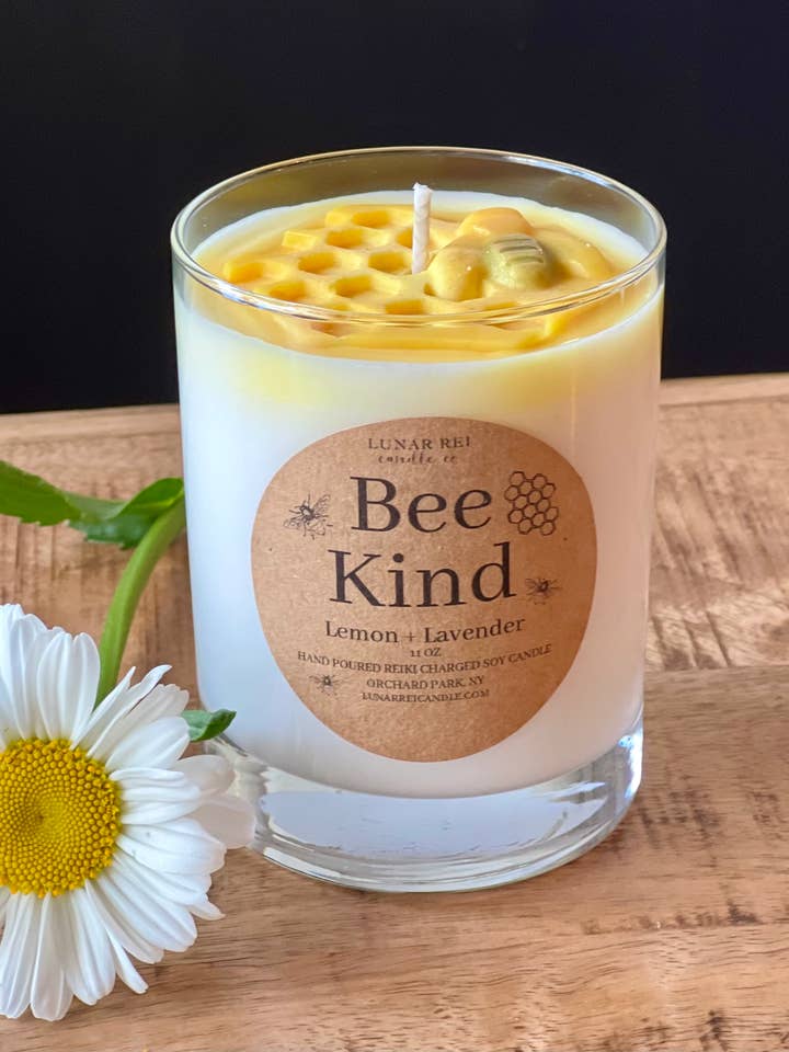 Bougie en pot de soja parfumée au citron et à la lavande Bee Kind pour la vente par Lunar Rei Candle Co.