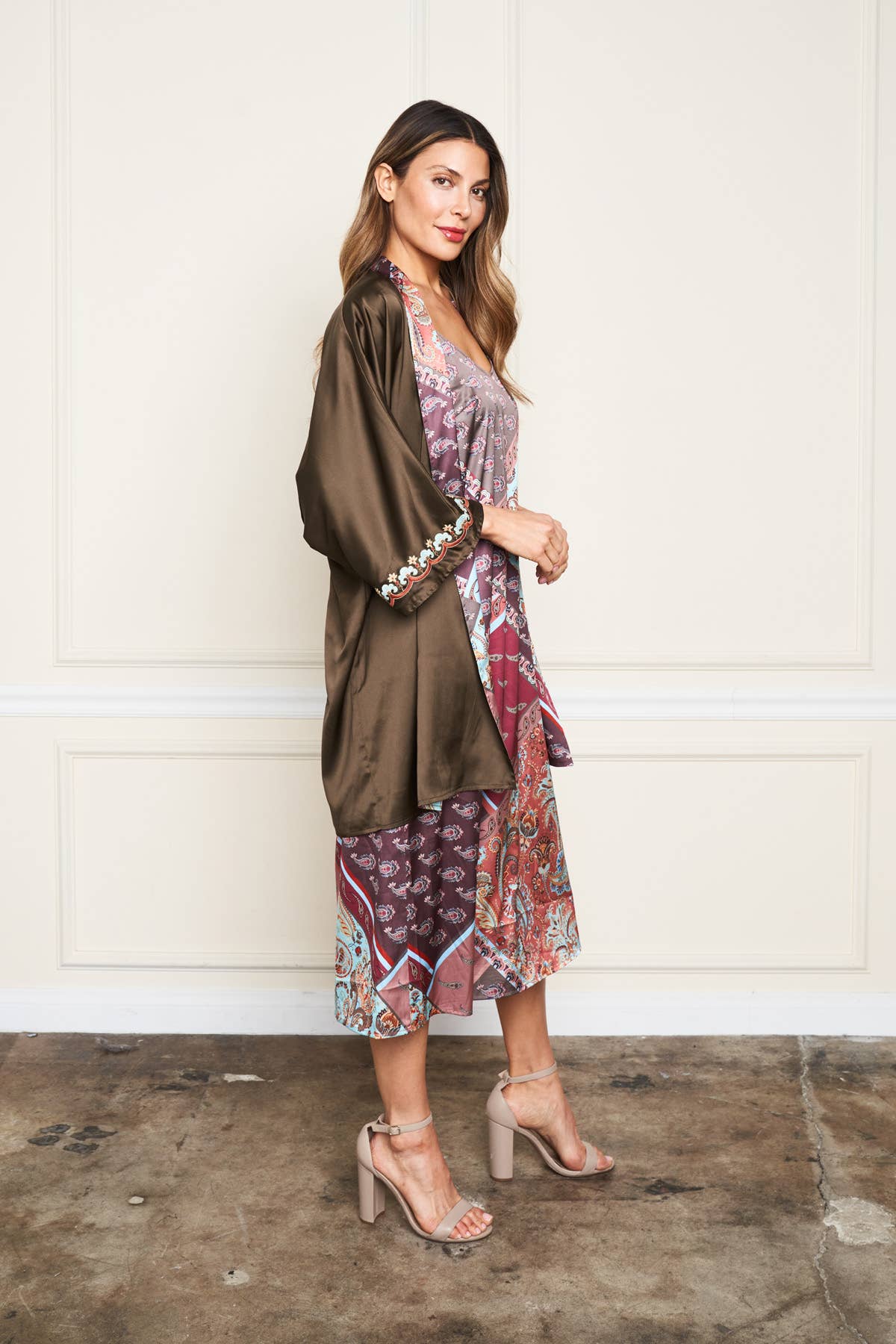 Olive 5612-MAK Vändbar Satinbroderad Kimono för wholesale på Faire5