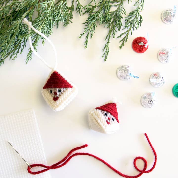 Kit de bricolage des fêtes - Décorations en plastique cousues Santa Kiss pour la vente par Sunshine Craft Co