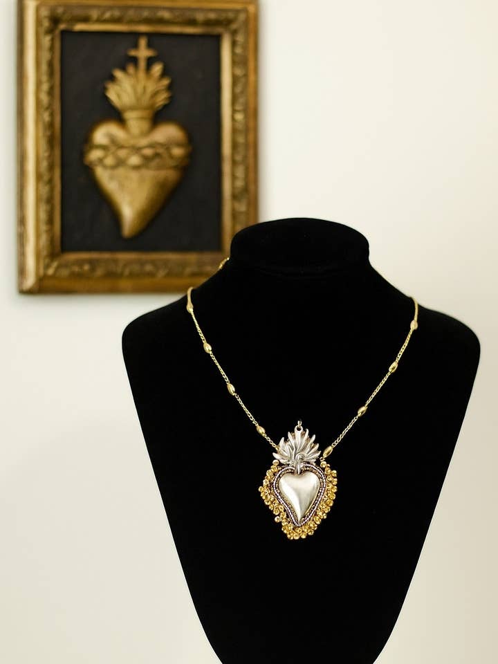 Collar de sagrado corazón for wholesale by Wild & Free