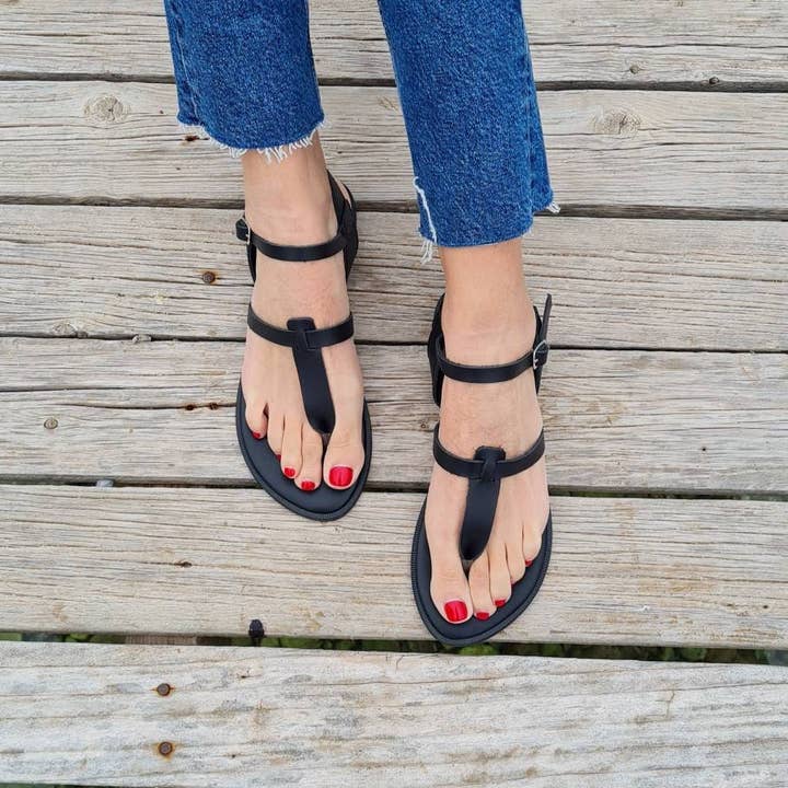 Black T Strap Sandálias de couro angustiado, sandálias gregas por atacado de Madammeshushu