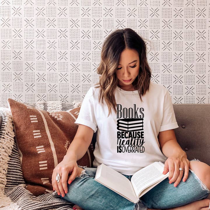 Boeken omdat de realiteit wordt overschat grafisch t-shirt voor wholesale door The Southern Songbird Boutique