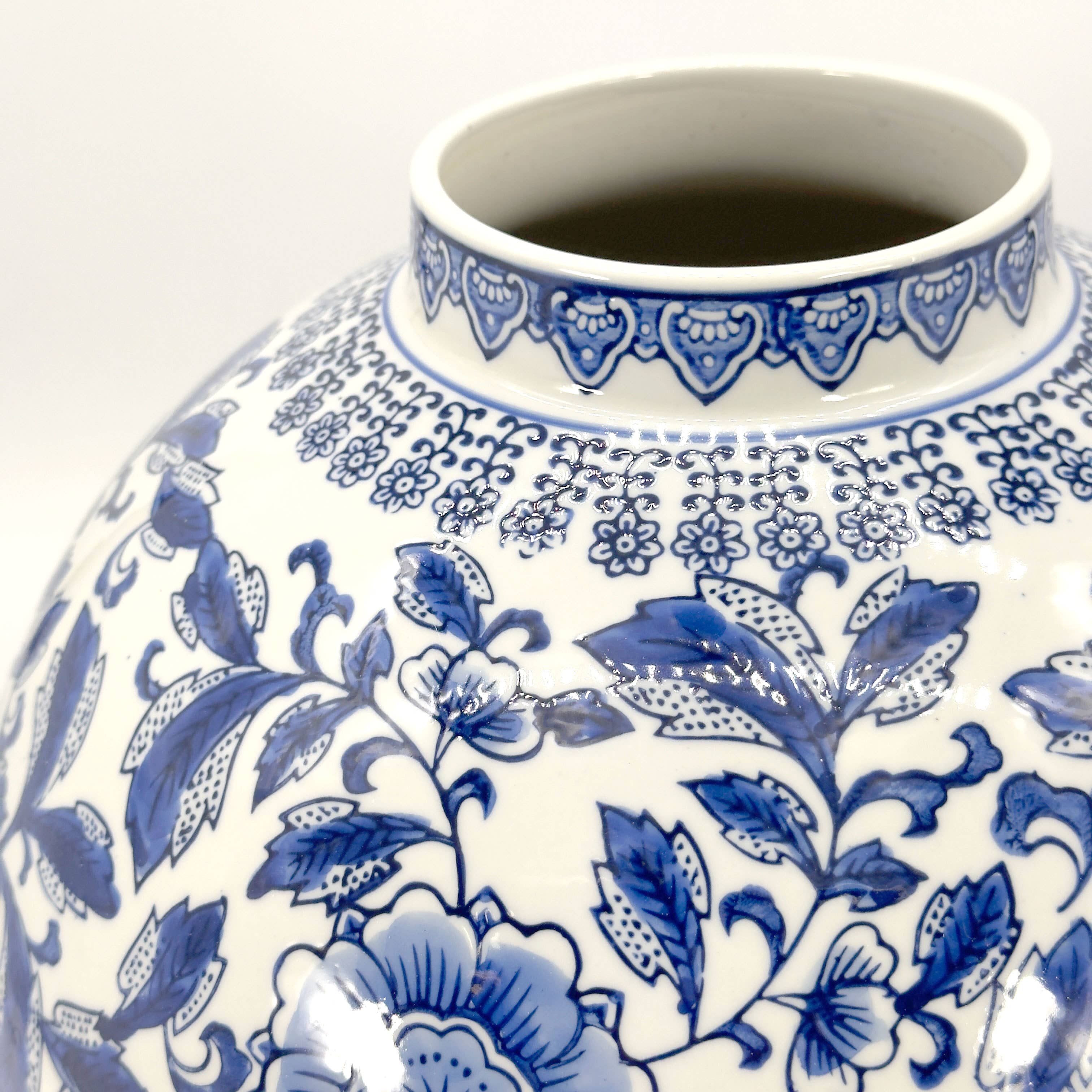 Galt International Company – Engroshandel Vase – Keramisk globusformet vase med Chinoiserie-blomster, 30 cm i diameter4