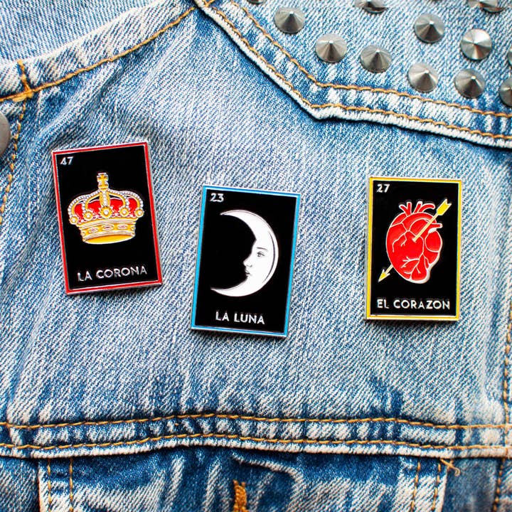 Épingle en émail de jeu mexicain - Cadeau latino, prêt à exposer pour la vente par Studio Montalvo