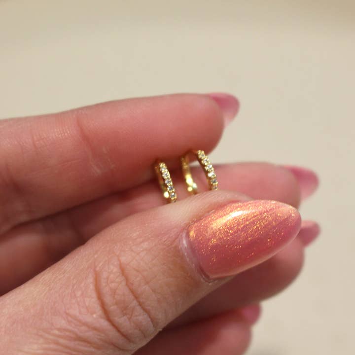 Petit anneau plaqué or 18 carats incrusté de cristaux pour la vente par Sabsies Beauty