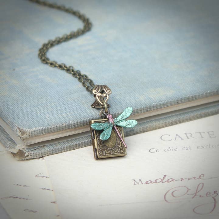 Collier médaillon miniature libellule vert givré pour la vente par Circa 1890