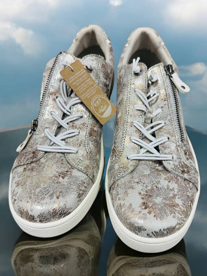Jana Vegan Damensneaker in Grau / Blumen Herstellernummer: M2366041 ( Letzte Stück ) für den Großhandel von Lieber Deem Marktplatz