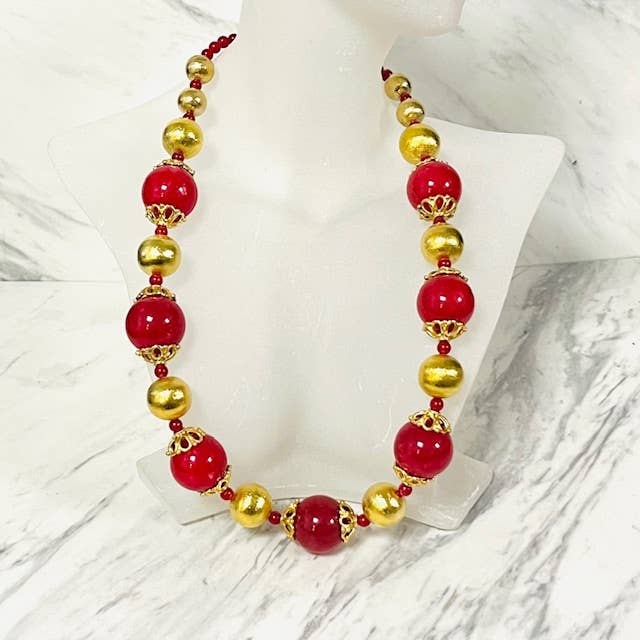 Korte ketting met grote rode jade kralen en gouden gestructureerde bal voor wholesale door Anita K By Blushing Pink