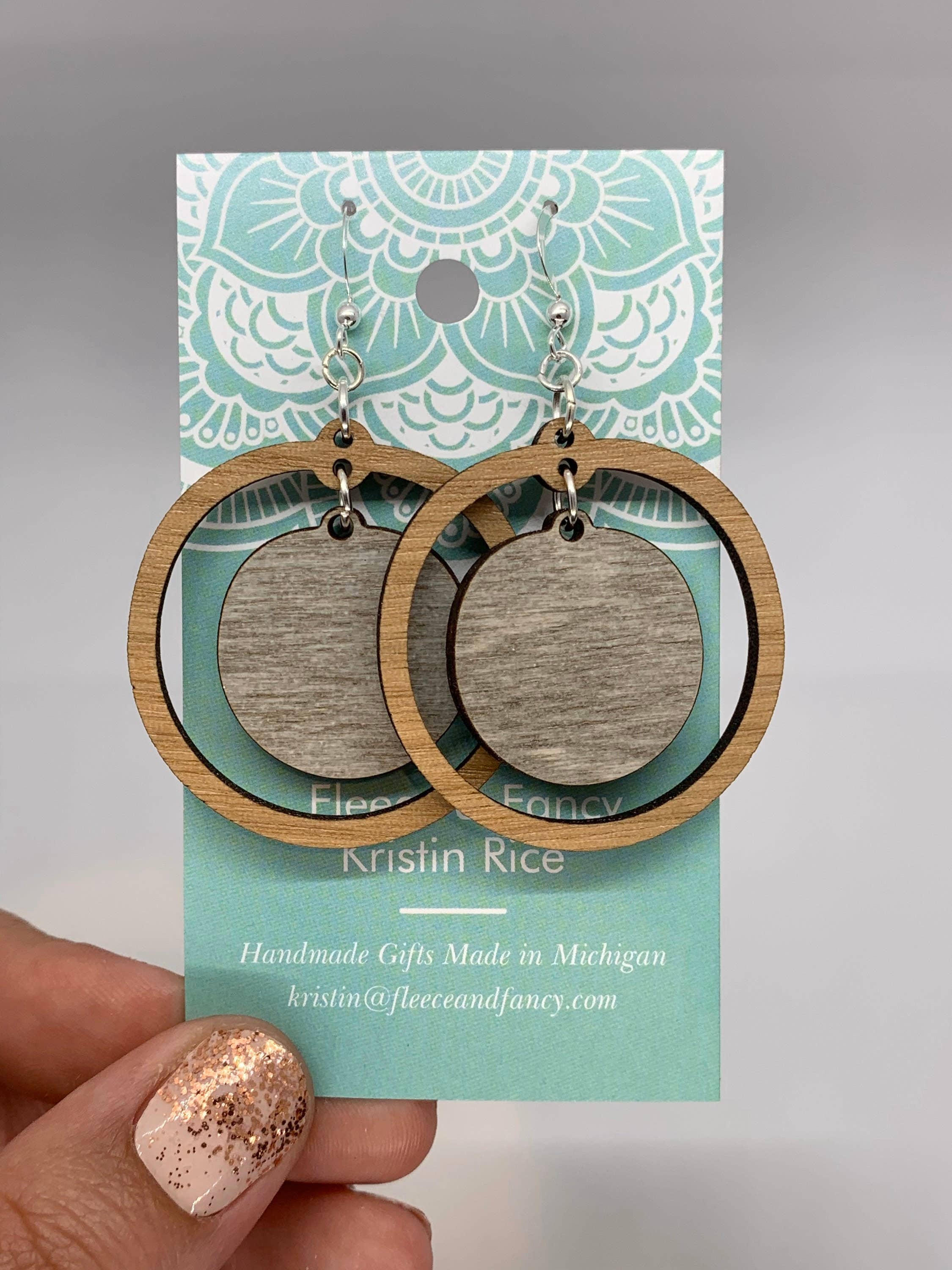 Fleece & Fancy – wholesale Hängande örhängen – Laserskuren dubbel cirkel trä örhängen2