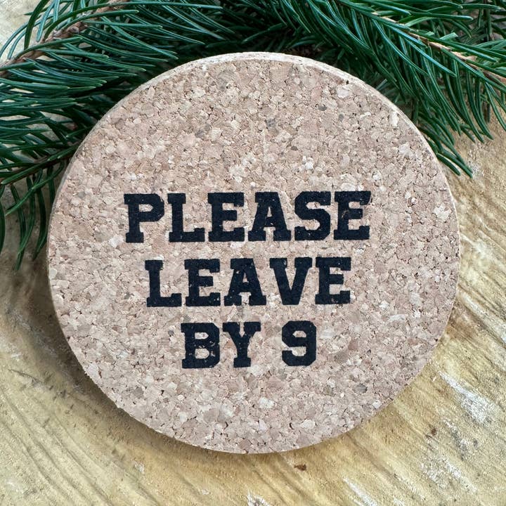 Vertrek alstublieft om 9 uur. Zeefgedrukte kurken onderzetter voor wholesale door Wild Roamer