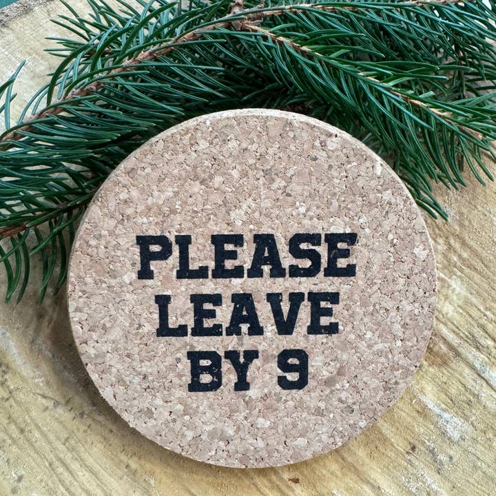 Per favore parti entro le 9. Sottobicchiere in sughero serigrafato per la vendita all'ingrosso da parte di Wild Roamer