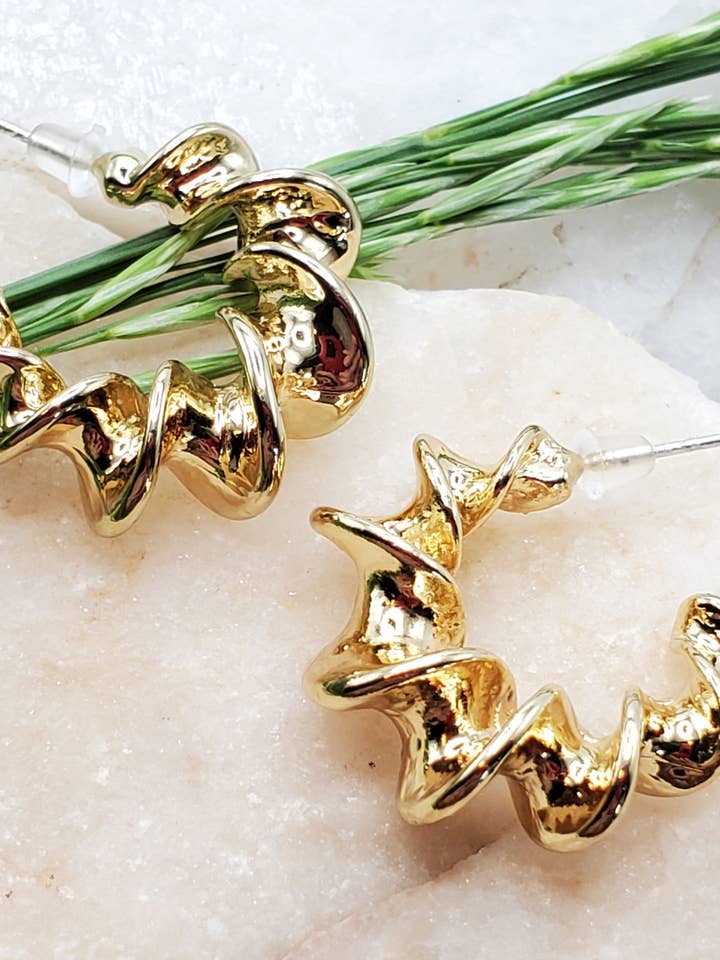 Örhängen, 18K guldpläterade, Twisted Hoops, Scottie för wholesale av Jezabel Adornment